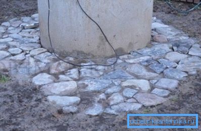 Na třetí - umístíme kámen do betonové hmoty, na fotografii - výsledek práce, když beton tvrdí