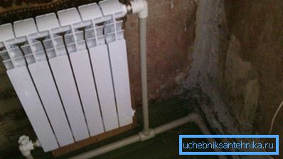 Rohové produkty jsou instalovány na potrubích.