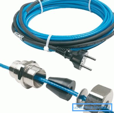 Topný kabel pro přívod vody uvnitř potrubí se zástrčkou pro připojení k síti a sadou montážních pouzder