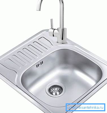 Umístěný na typu nerezového kuchyňského dřezu