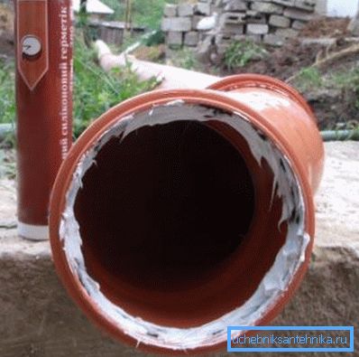 Vložení silikonového tmelu na zvonek Vložení silikonového tmelu na zvonek
