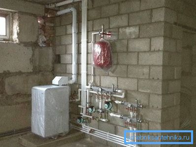 Podlahový kotel je instalován na samostatném základě. Podlahový kotel je instalován na samostatném základě.