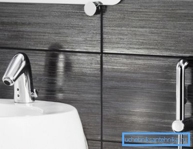 Venkovní hygienická sprcha s bezkontaktním místem - nové slovo v sanitárních konstrukcích