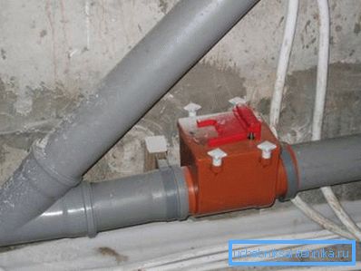 Externí zpětný ventil pro odtokové potrubí o průměru 110 mm instalovaný v systému