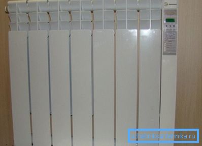Nástěnný elektrický chladič, který je vybaven ovládacím zařízením a není připojen k systému