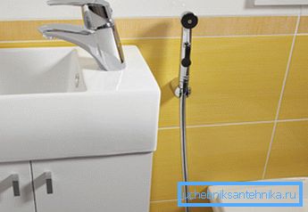 Nástěnný bidetový mixér s hygienickou sprchou nezhoršuje interiér