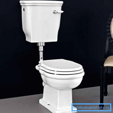 Nádrž není skrytá za zdí a toaleta v tomto designu je umístěna na podlaze