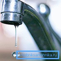 Nečekejte, až se kapky změní na tryskou - opravte ventil včas.