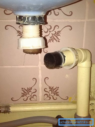 Nenechávejte vypouštěcí otvor otevřený, odpadní plyny mohou být jedovaté.