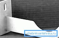 Malé, na první pohled háčky na výrobky z litiny jsou upevněny na stěnu ocelovými kotvami Malé, na první pohled háčky na výrobky z litiny jsou upevněny na stěnu ocelovými kotvami
