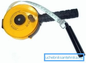 Malá hmotnost namontovaná na páskovém měřítku pomůže měřit hloubku studny a umístění vlhkých míst prokazuje úroveň výskytu zvodnělé vrstvy
