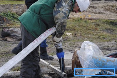 Nevýhodou je velké množství rozpuštěného železa a solí. Ve vytvářené vodě je železo v bivalentní formě, ale jakmile je artezijská voda vystavena teplotě v kotlíku nebo ohřívači vody, železo pronikne do železitého stavu a vysráží se ve formě srážek. Pro nepřerušený přívod vody je nutná periodická revize konstrukce.