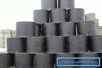 Některé kroužky tohoto typu se vyrábějí okamžitě v ochranném povlaku střešního materiálu a bitumenu, ale po instalaci je nutné další zpracování.