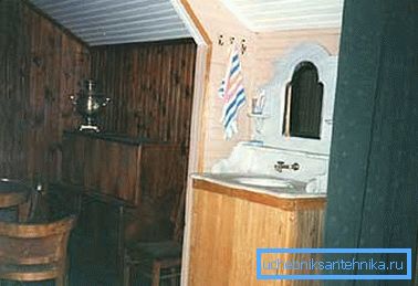 Někteří řemeslníci používají pro tento účel obyčejnou skříňku s umyvadlem, přes kterou prostě instalují nádrž s vodou. Někteří řemeslníci používají pro tento účel obyčejnou skříňku s umyvadlem, přes kterou prostě instalují nádrž s vodou.