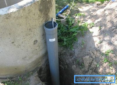 Někteří mistři dávají přednost tomu, aby se kohoutek nacházel přímo vedle konstrukce nebo vytvořil potrubí pro napájecí vodiče. Někteří mistři dávají přednost tomu, aby se kohoutek nacházel přímo vedle konstrukce nebo vytvořil potrubí pro napájecí vodiče.