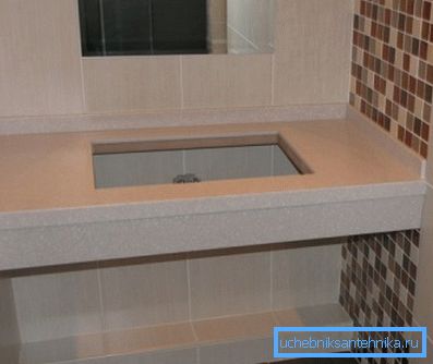 Někteří mistři preferují vytvoření podobných konstrukcí z materiálů, které jsou k dispozici pro dokončovací práce.
