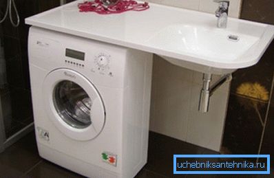 Některé modely jsou speciálně navrženy tak, aby vytvářely prostor pro instalaci zařízení.