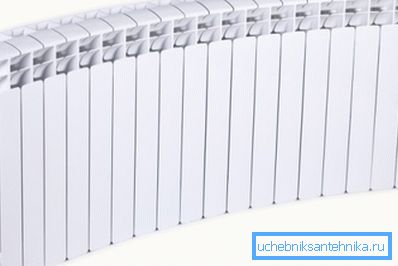 Některé modifikace sekčních radiátorů umožňují sestavit strukturu v půlkruhu, je velmi výhodné, pokud máte takové povrchy