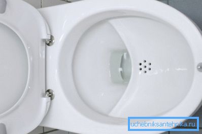 Neobvyklý design, ve kterém jsou odtok a poloha obráceny