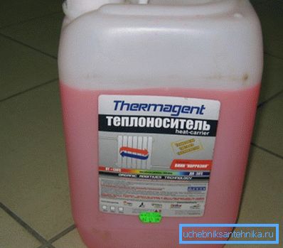 Nemrznoucí kapalina pro uzavřený topný systém.