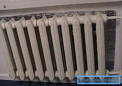 Nízká účinnost je spojena s velkou ztrátou tepla stěnami, okenními otvory a podlahou Nízká účinnost je spojena s velkou ztrátou tepla stěnami, okenními otvory a podlahou