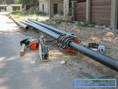 Zařízení pro řezání a utěsňování trubek z polyethylenu.