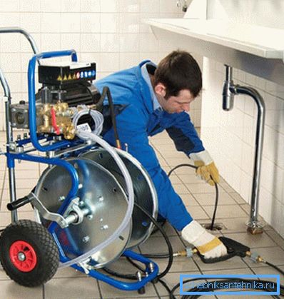 Zařízení je vybaveno motorem, kompresorem a hadicí