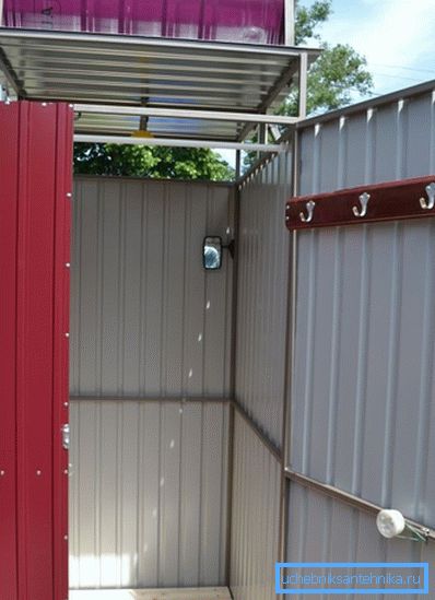 Obložení vnějších stěn lakovaných profilových listů. Obložení vnějších stěn lakovaných profilových listů.