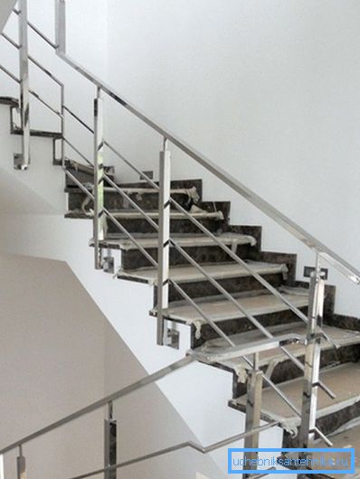 Uspořádání schodiště tvarovými trubkami