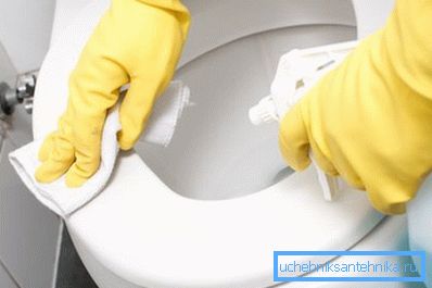 Při používání chemikálií v domácnosti používejte rukavice.