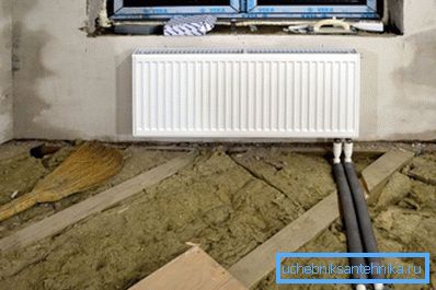 Velmi výhodné, pokud žijete ve svém domově, když navrhujete skrytí trubek pod podlahovou krytinu - získáte malou část systému 