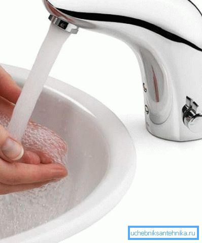 Při nepřítomnosti horké vody se používá jediný mixér. Při nepřítomnosti horké vody se používá jediný mixér.