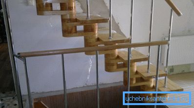 Ploty pro schody vyrobené z chromových trubek ergonomicky zapadají do interiéru Ploty pro schody vyrobené z chromových trubek ergonomicky zapadají do interiéru