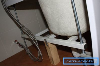 Podpěrný stojan a nastavitelné nožičky.