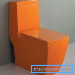 Přímá oranžová toaleta vypadá skvěle a může být instalována proti zdi.