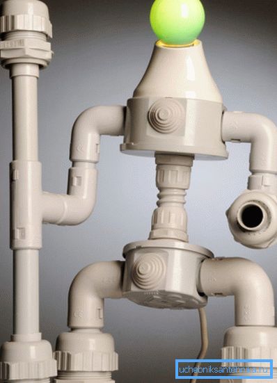 Původní designová lampa sestavená z trubek Původní designová lampa sestavená z trubek