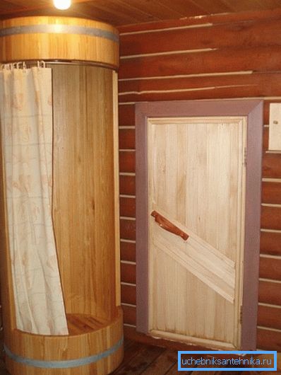 Původní dekorace sprchy v dřevěném domě. Samozřejmě, bez impregnace nepropouštějící vodu nestačí
