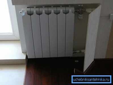 Originální řešení pro skrytí potrubí a organizování přístupu k nim podle potřeby, které poskytuje dobrý výhled na místnost a výrazně snižuje tepelnou ztrátu