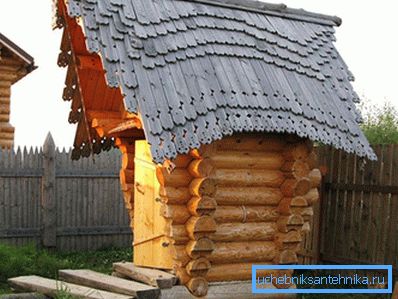 Originální toaleta s dřevěnou střechou