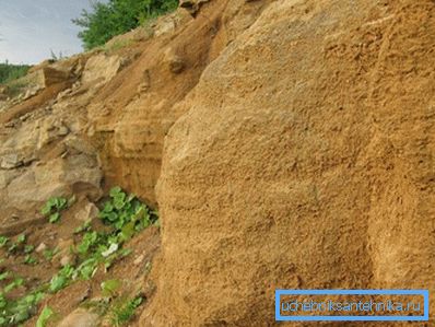 sedimentární horniny se snadno erodují podzemními vodami. Přebytky sedimentu jsou nevyhnutelné