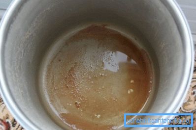 Sediment ve spodní části lžíce je znamením přebytečného železa