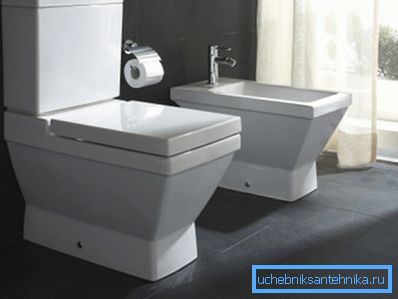 Volně stojící bidet zabírá spoustu místa v toaletě