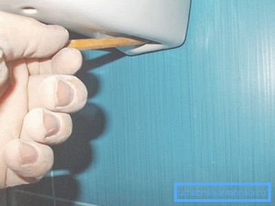 Označte upevňovací body tužkou.