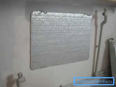 Reflektor je přilepený přímo pod držáky chladiče.