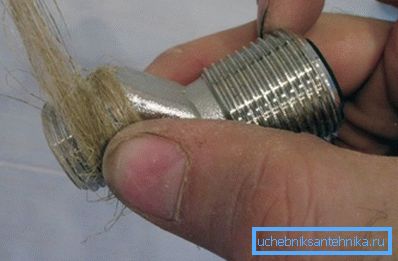 Zabalte pouze závit, který se připojuje k ocelové trubce.
