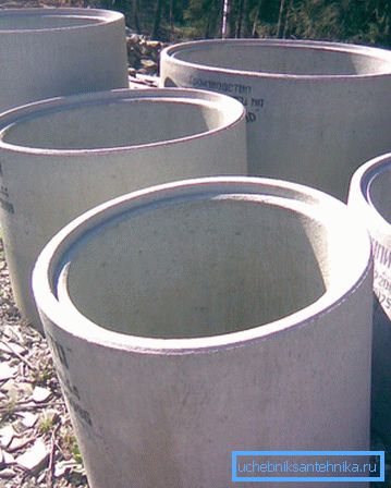 Drážky na koncích kroužků zajišťují bezpečné spojení a zabraňují konstrukci střihu