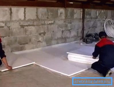 Před instalací potrubí je nutné položit tepelně-izolační materiál Před instalací potrubí je nutné položit tepelně-izolační materiál