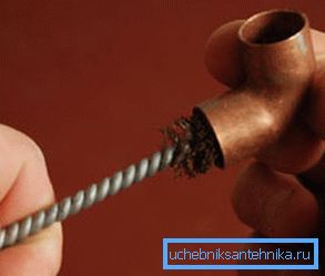 Před pájením je vnitřek armatury důkladně vyčištěn.
