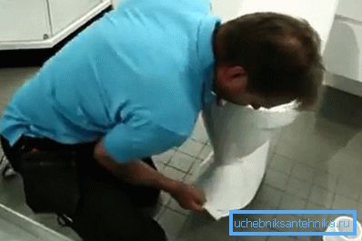 Před prací musí být povrch odmaštěn.