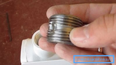 Před přidáním průřezů do hliníkových radiátorů se do otvoru přišroubuje vsuvka. Před přidáním průřezů do hliníkových radiátorů se do otvoru přišroubuje vsuvka.